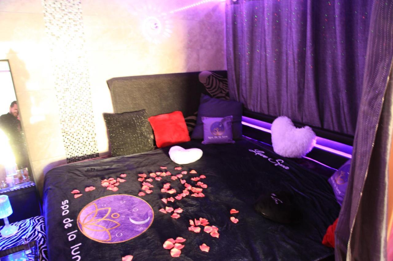 Spa De La Lune - Private Love Room Suite With Terrace And View - Air Conditioned- Double Jacuzzi - Sauna - King Size Bed - Free Wifi - Free Parking - Free Breakfast - Close To Cdg Airport And To The North Of Paris Clichy-sous-Bois Exterior photo