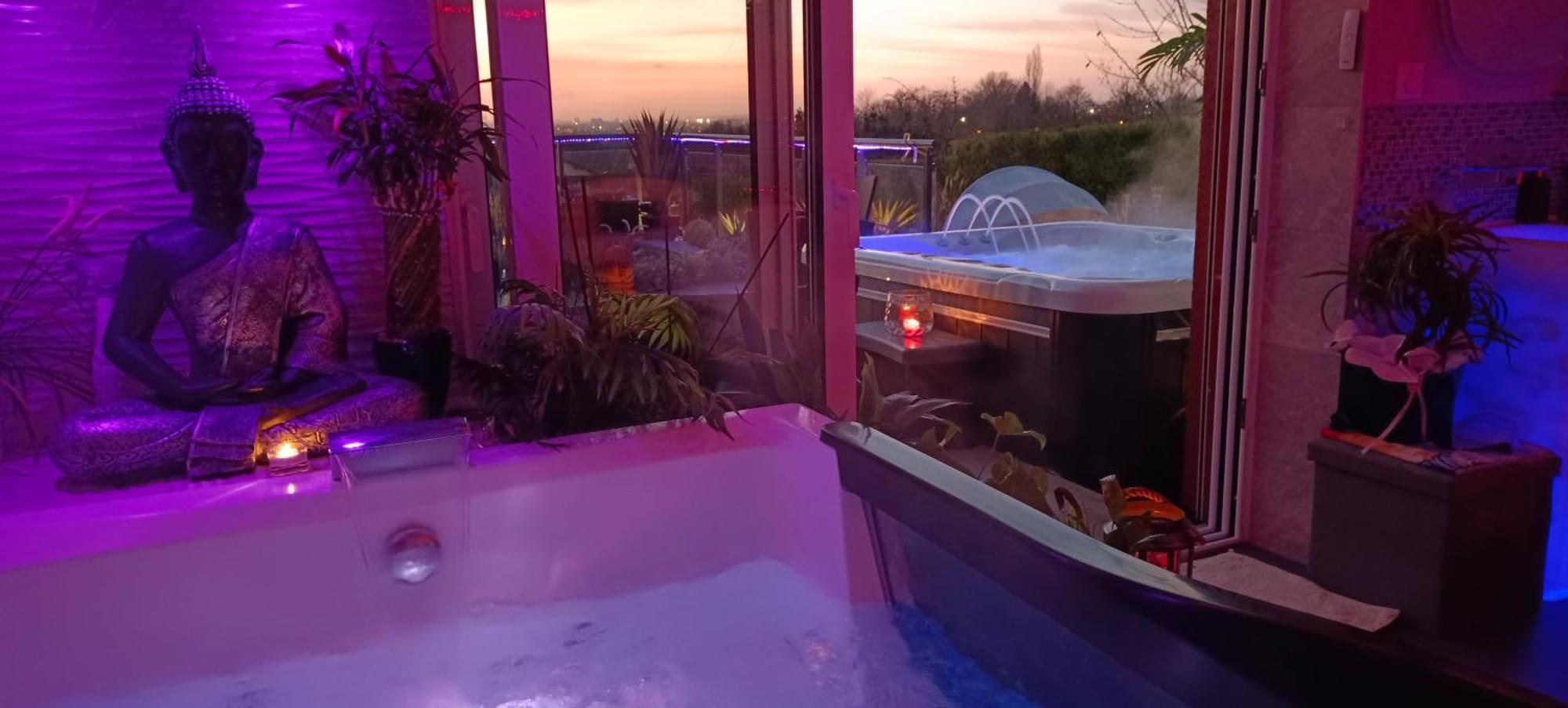Spa De La Lune - Private Love Room Suite With Terrace And View - Air Conditioned- Double Jacuzzi - Sauna - King Size Bed - Free Wifi - Free Parking - Free Breakfast - Close To Cdg Airport And To The North Of Paris Clichy-sous-Bois Exterior photo